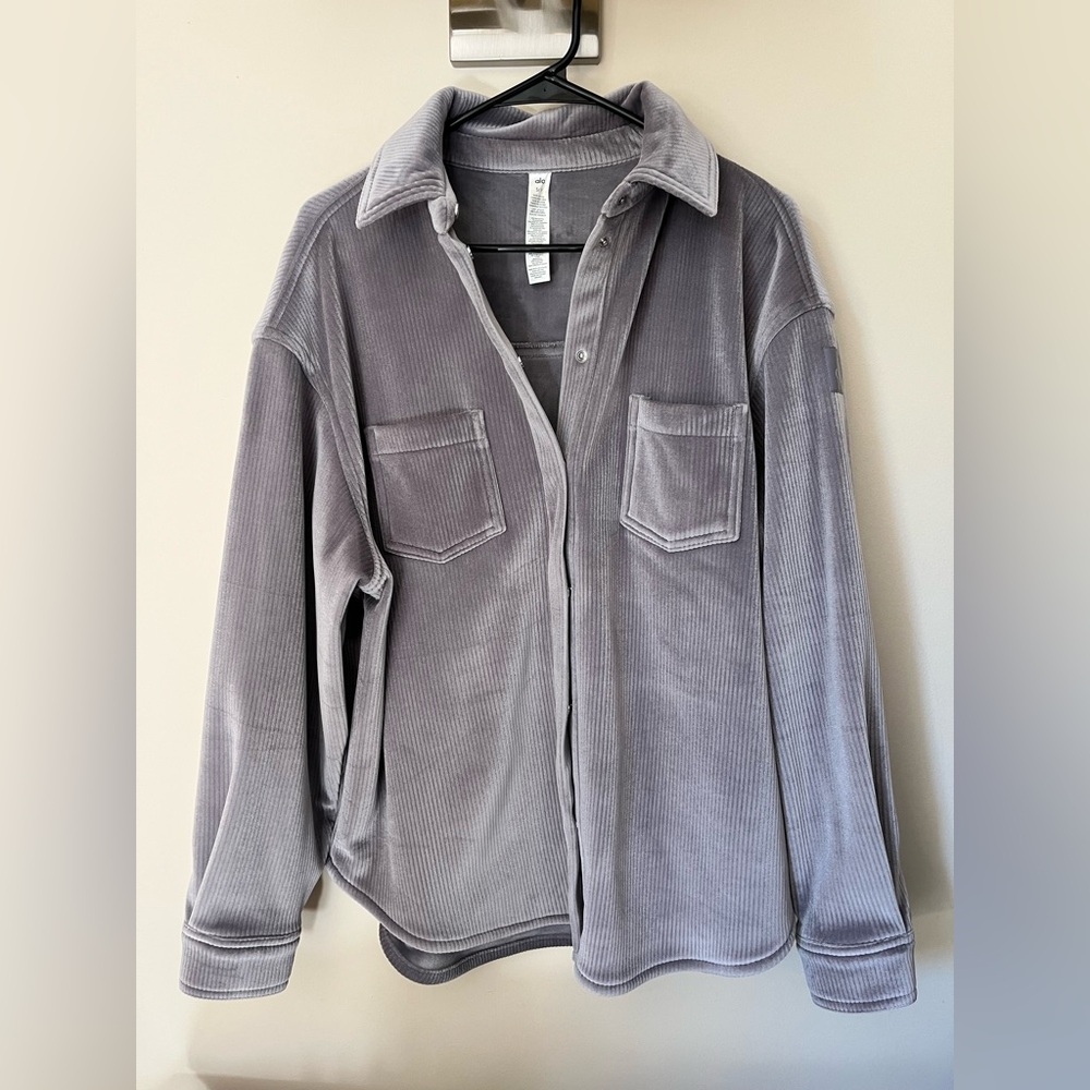 Alo Yoga Ribbed Velour Mountain Side Shacket in fog color, size small